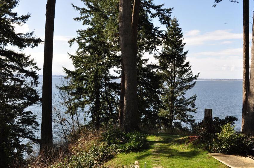 Property Photo:  12585 15 Avenue  BC V4A 1K1 