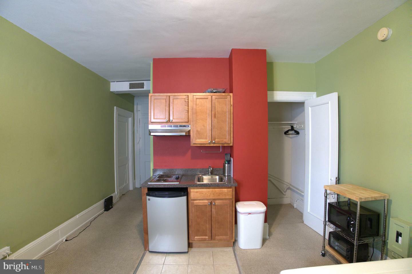 Property Photo: 1324 Locust Street 817 PA 19107