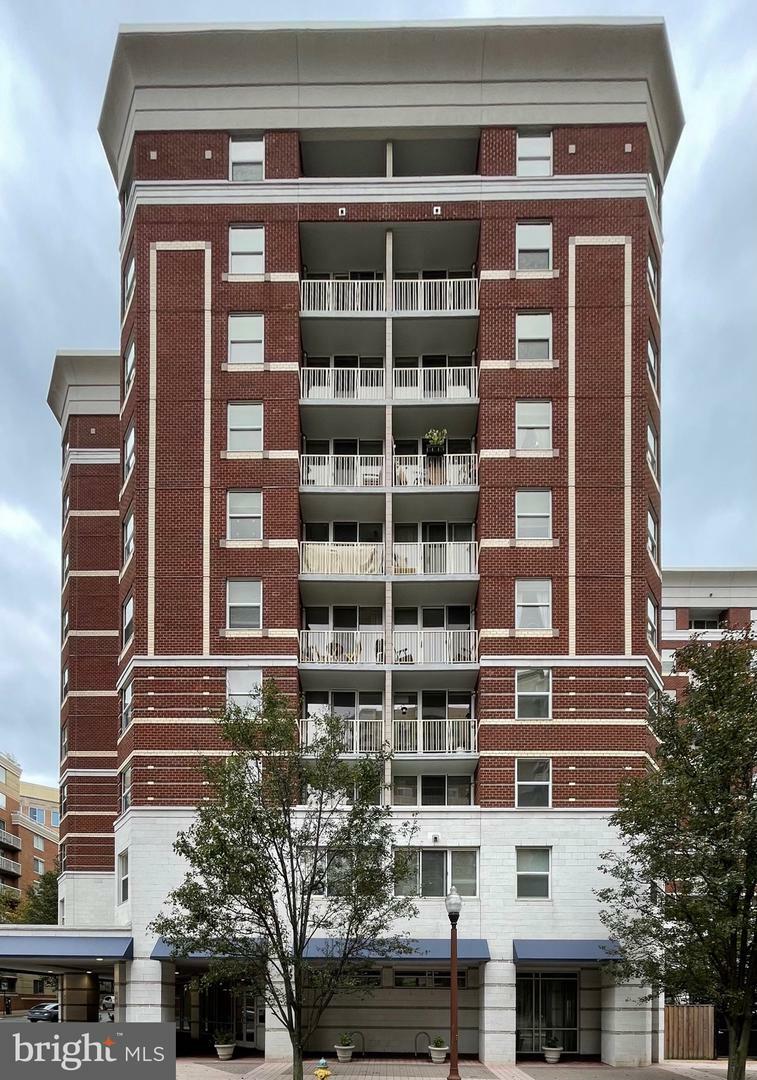 Property Photo: 880 N Pollard Street 605 VA 22203