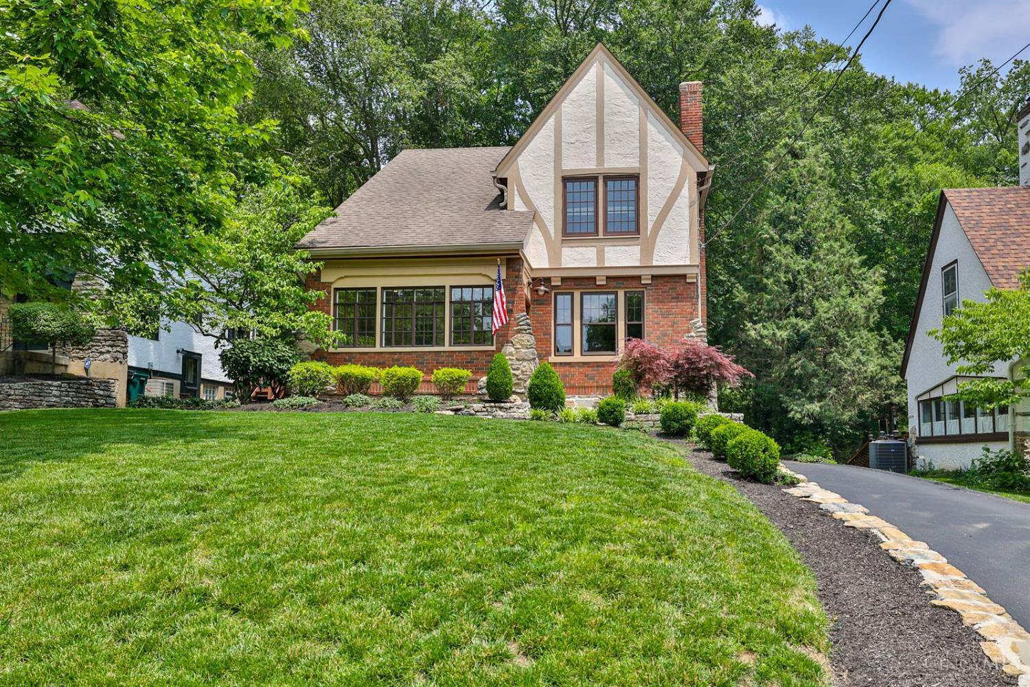 Property Photo: 1122 Beverly Hill Drive OH 45208