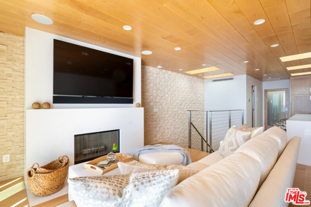 Property Photo: 11950 Beach Club Way CA 90265