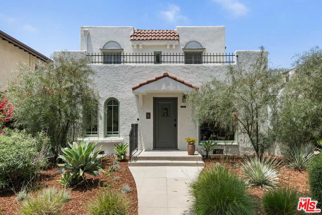 Property Photo: 617 N Sycamore Ave CA 90036