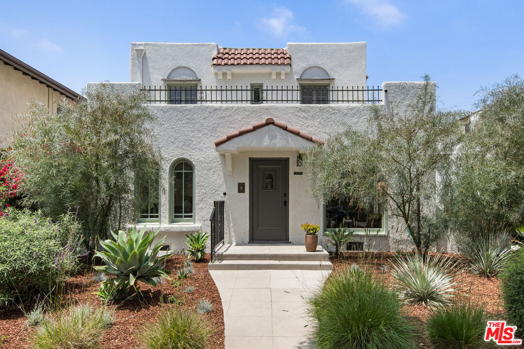 Property Photo:  617 N Sycamore Ave  CA 90036
