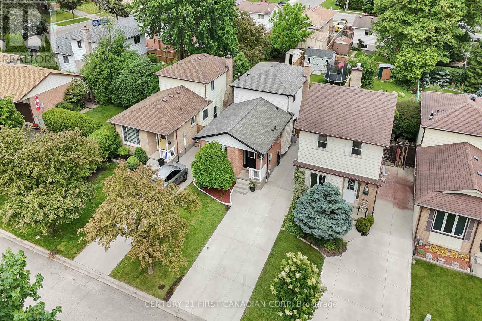 Property Photo: 565 Ferndale Court ON N6C 5C2