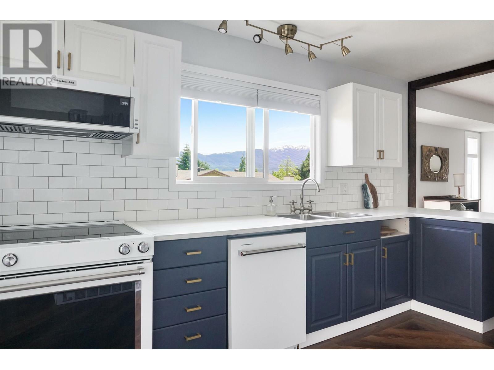 Photo de la propriété: 119 Angle Street BC V8C 2M9