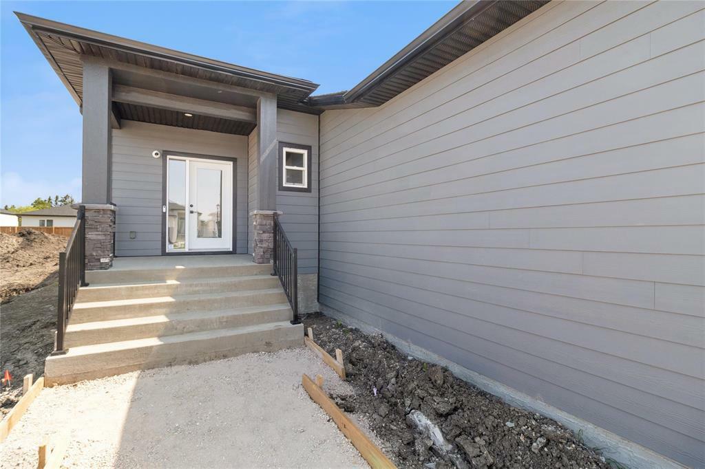 Property Photo: 107 Oshanski Place MB R4A 0H6