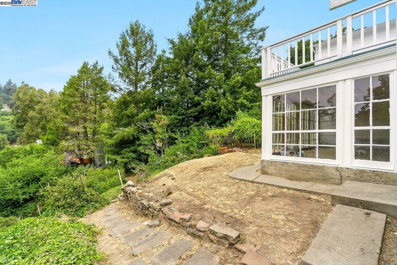 Property Photo: 6175 Aspinwall Rd CA 94611