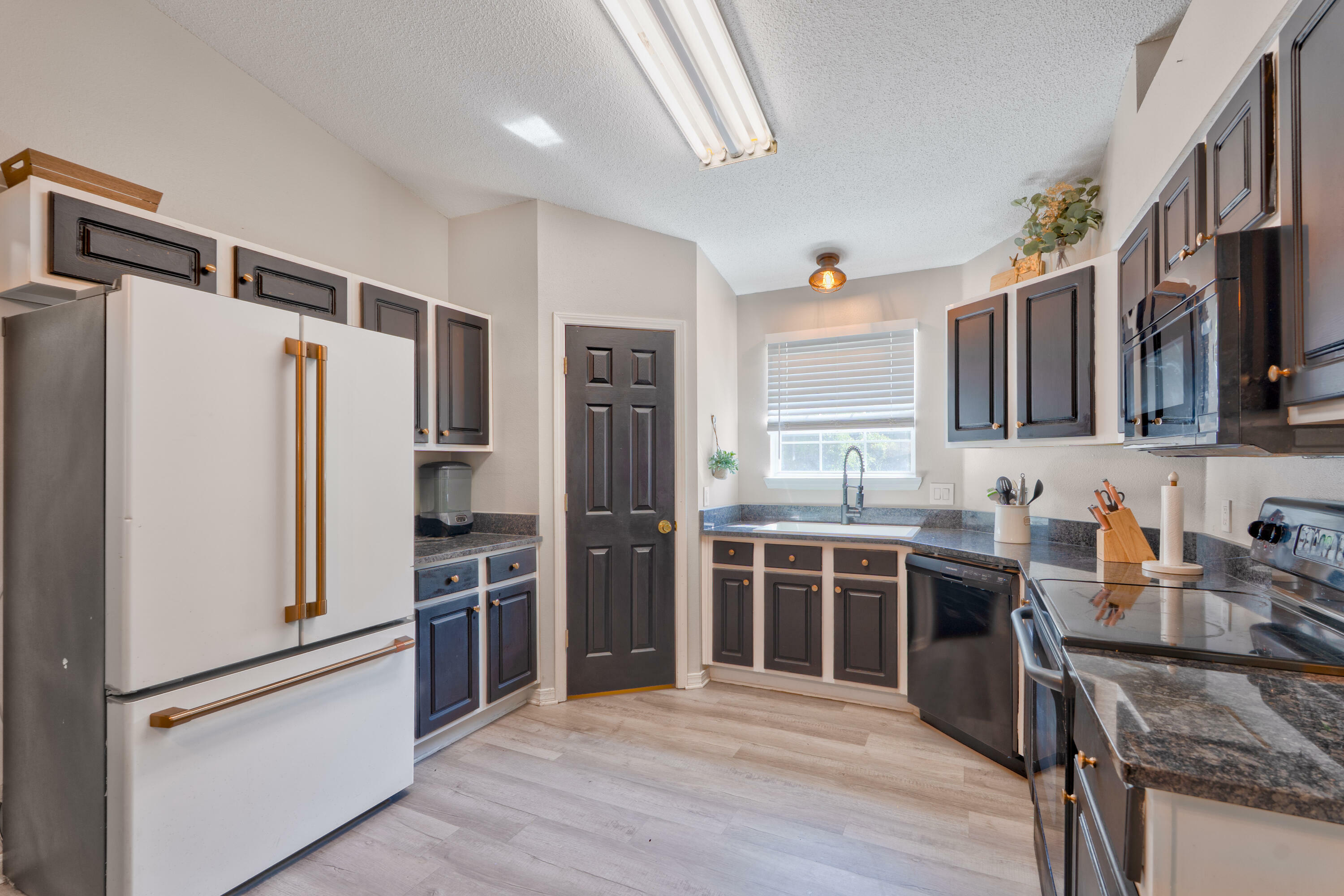 Property Photo: 405 Bobby Drive FL 32536
