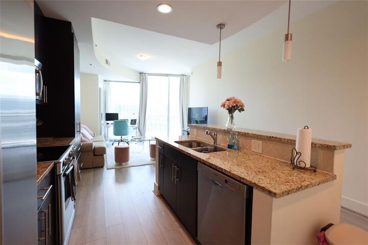 Property Photo: 1080 Peachtree Street NE 1006 GA 30309
