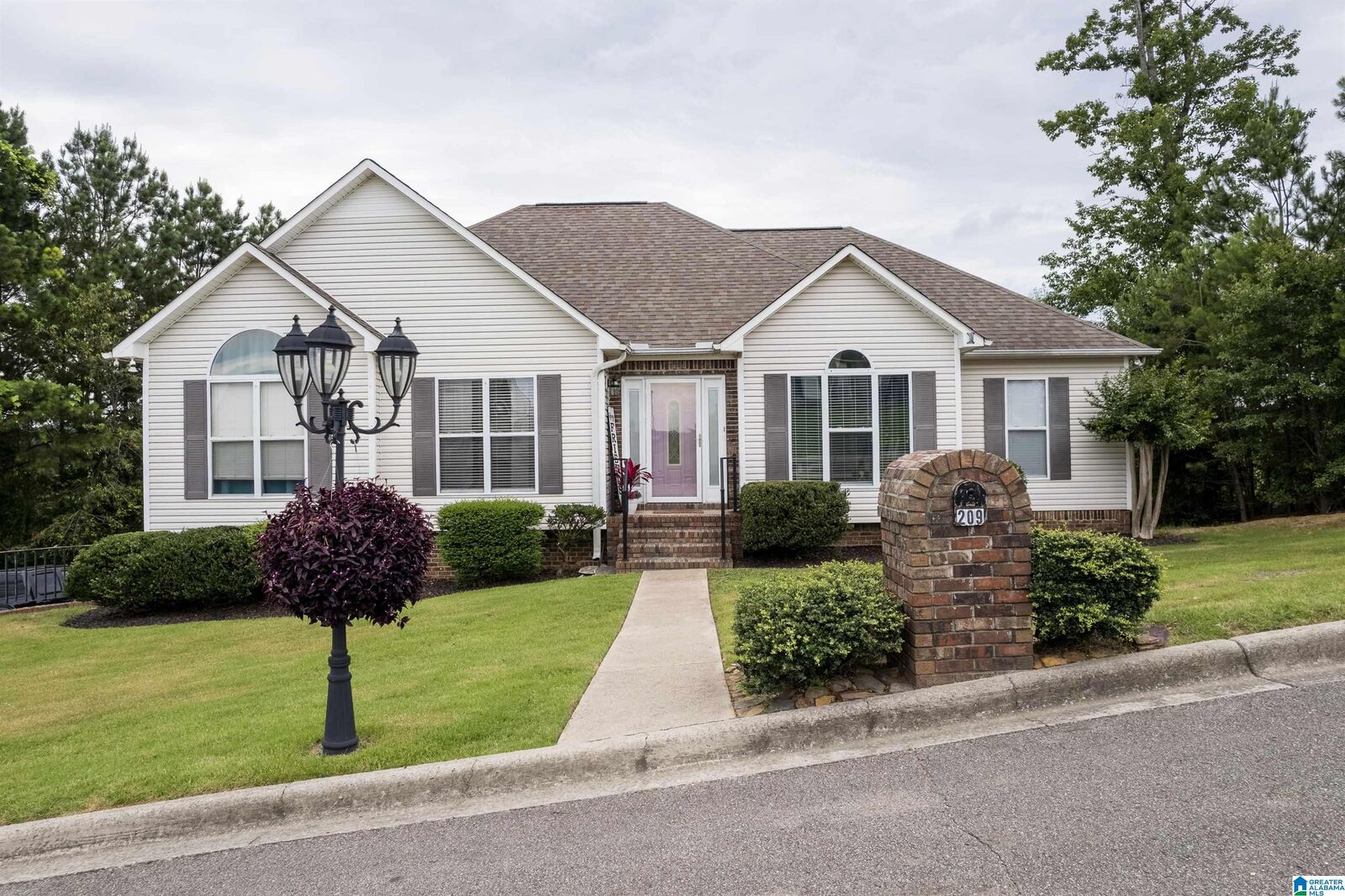 Property Photo: 209 White Oak Circle AL 35057