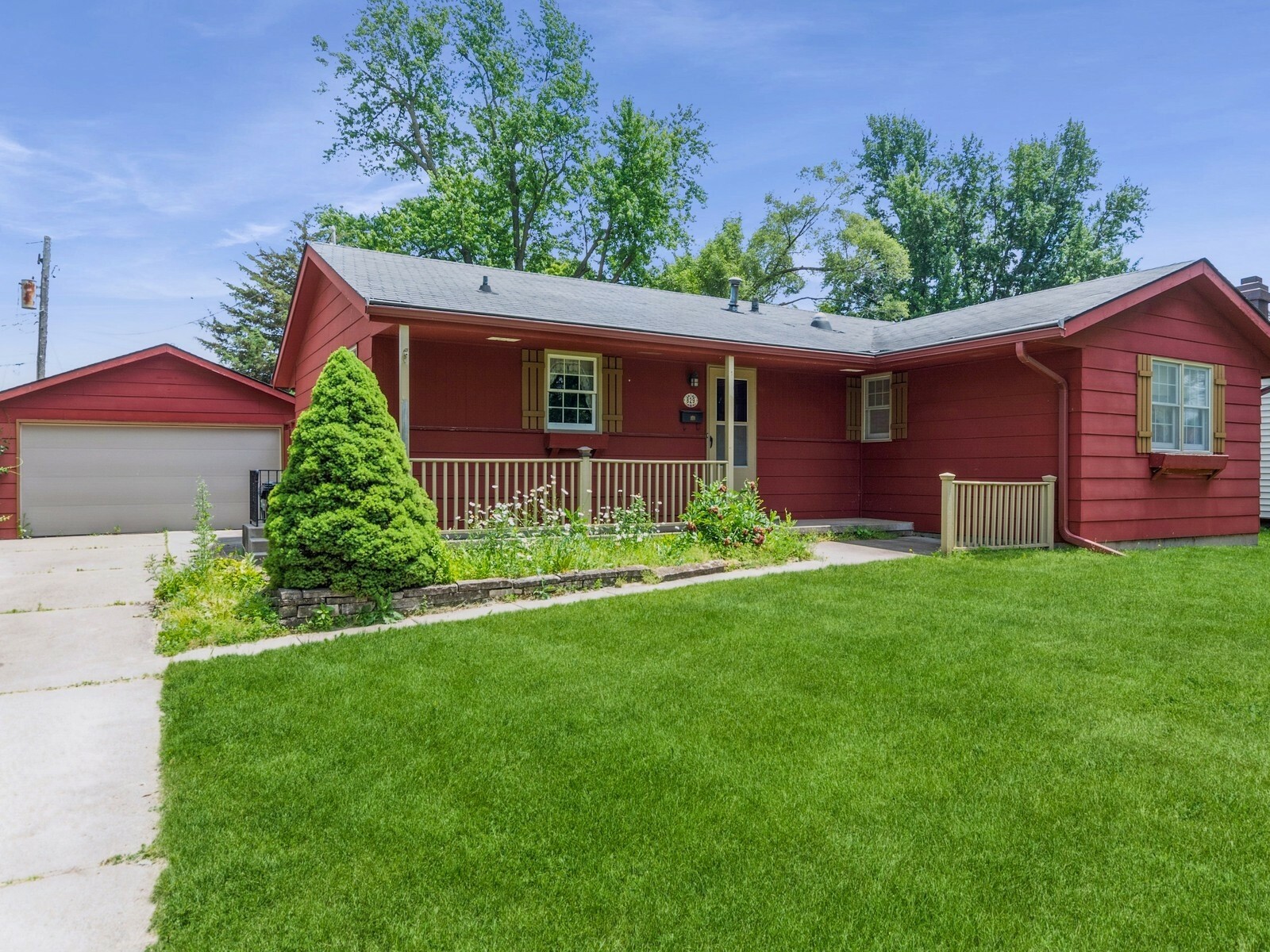 Property Photo: 829 SE Bel Aire Road IA 50021