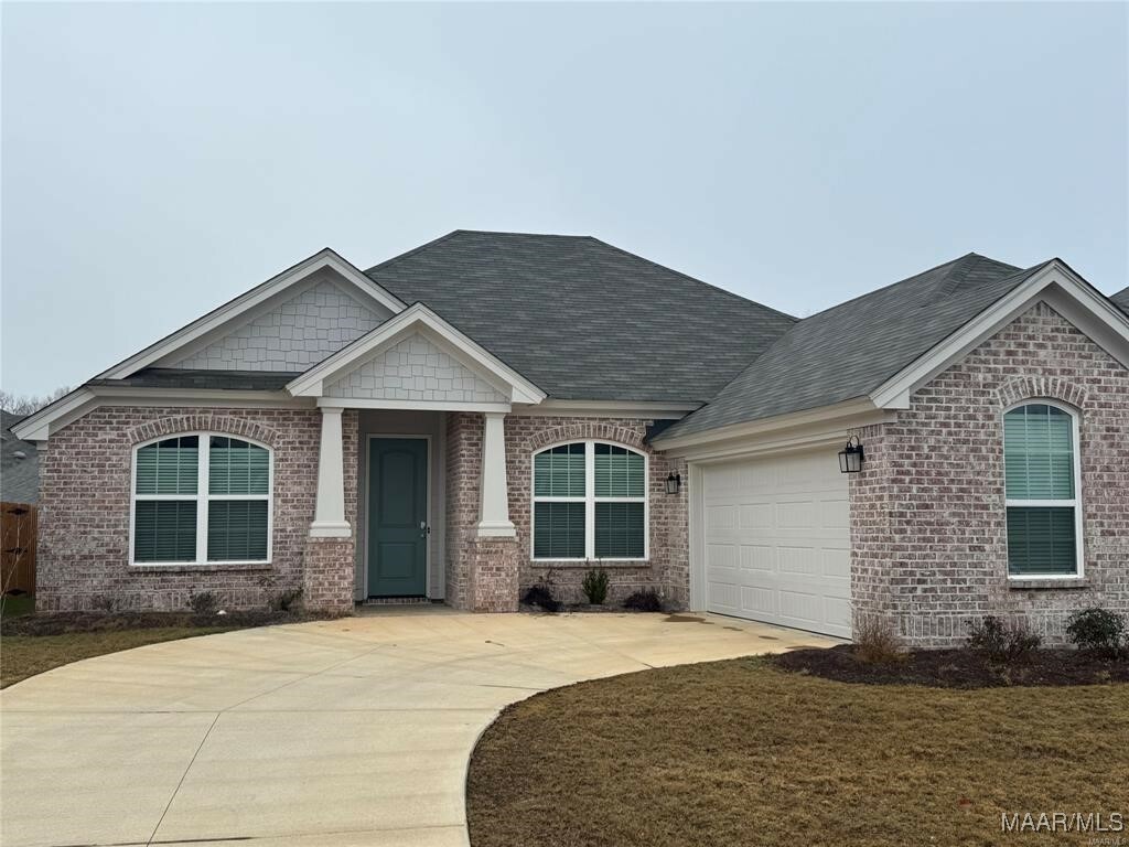 Property Photo: 804 Hedgefield Way AL 36066