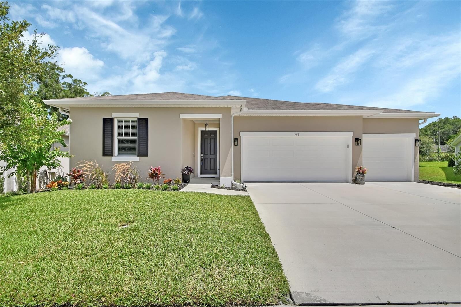 Property Photo: 1018 River Falls Circle FL 32720