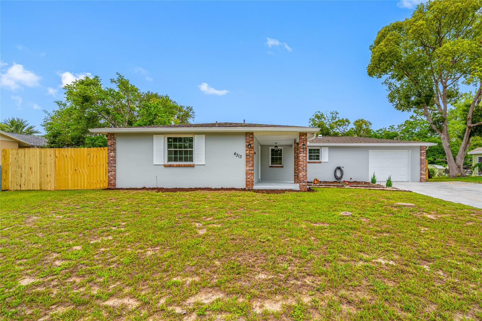 Property Photo: 4313 Riviera Court FL 34608