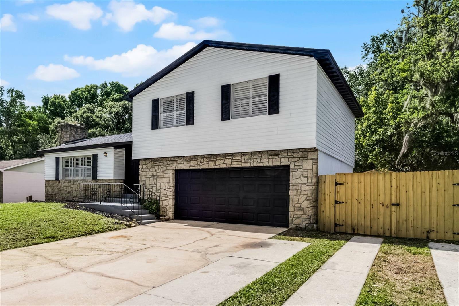 Property Photo: 608 Pearl Road FL 32708