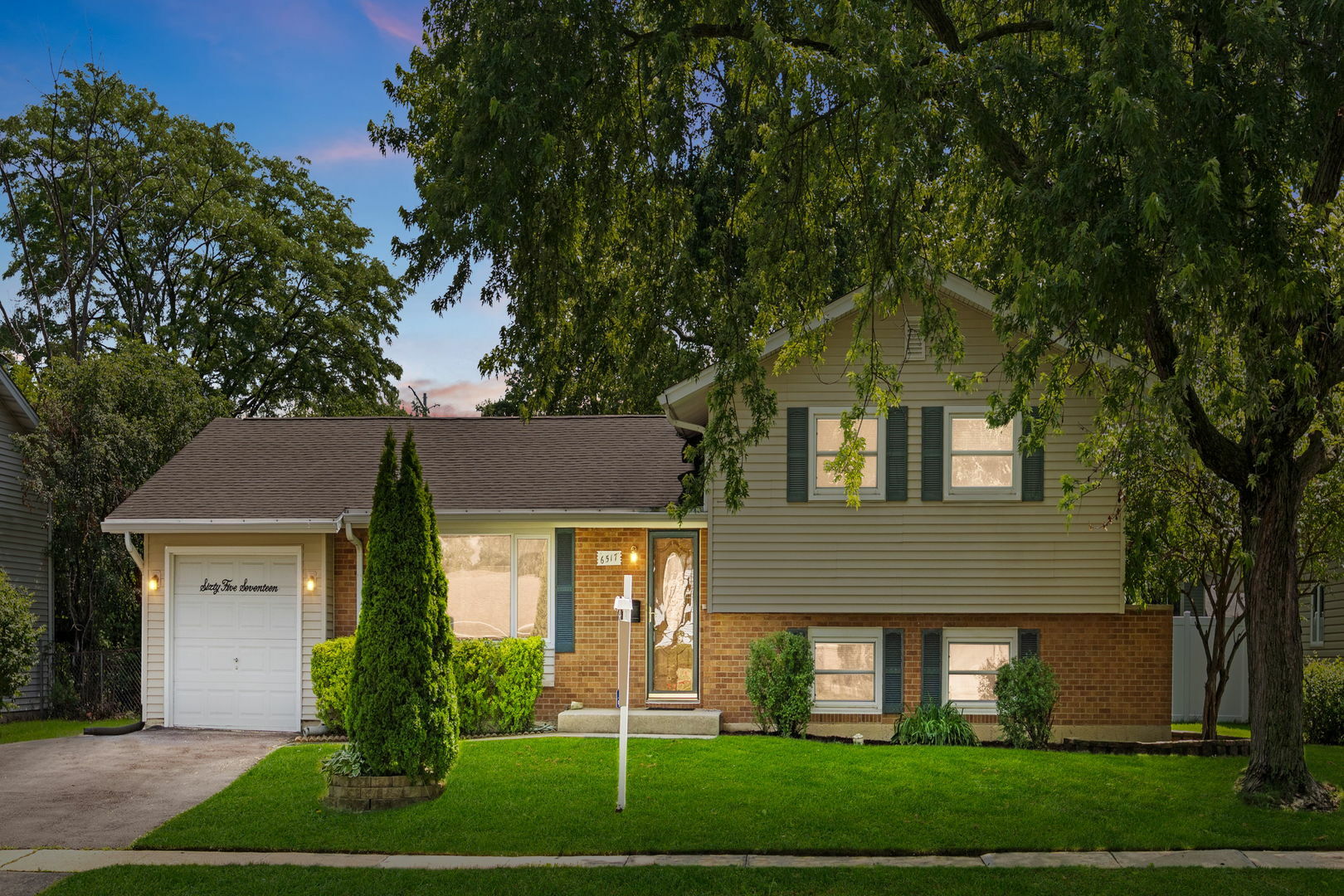 Property Photo: 6517 Woodridge Drive IL 60517
