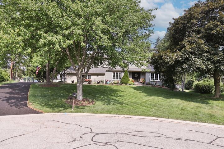 Property Photo: 110 Tudor Drive IL 60010