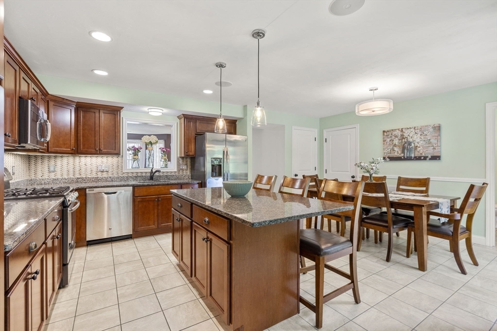 Property Photo: 33 Kensington Way 61 MA 01876
