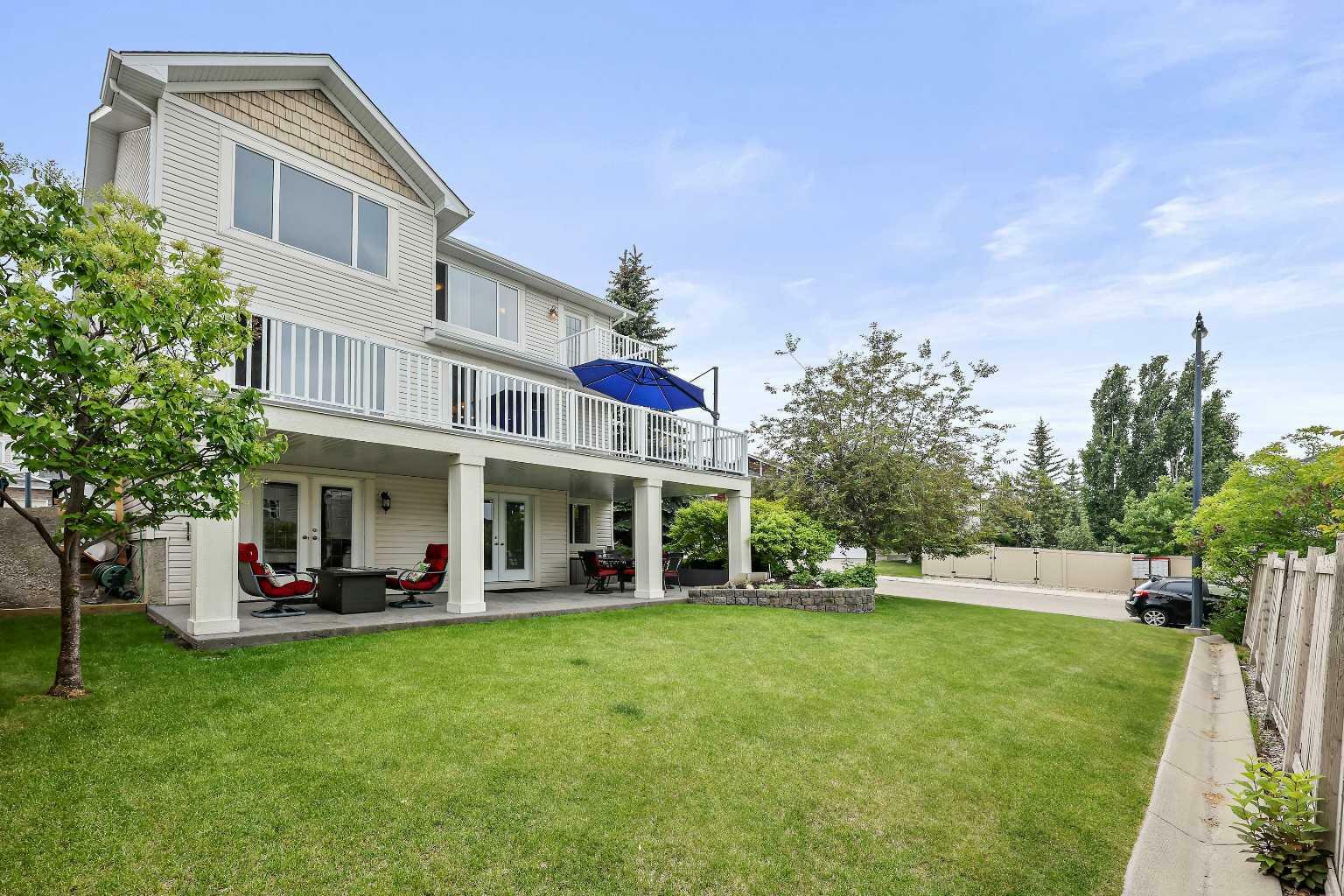 Property Photo: 85 Cresthaven View SW AB T3B 5Y1