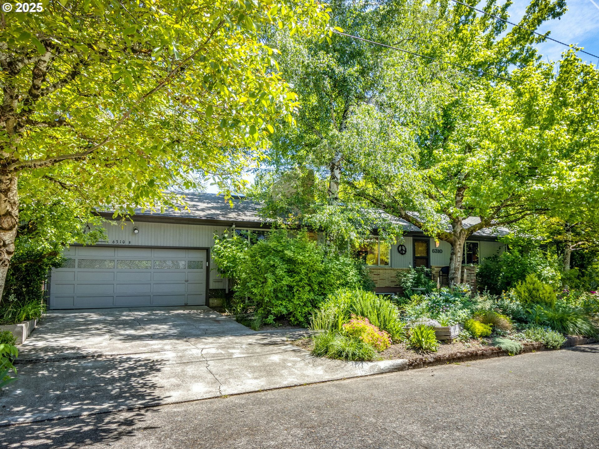 Property Photo:  6310 NE 31st Ave  OR 97211 