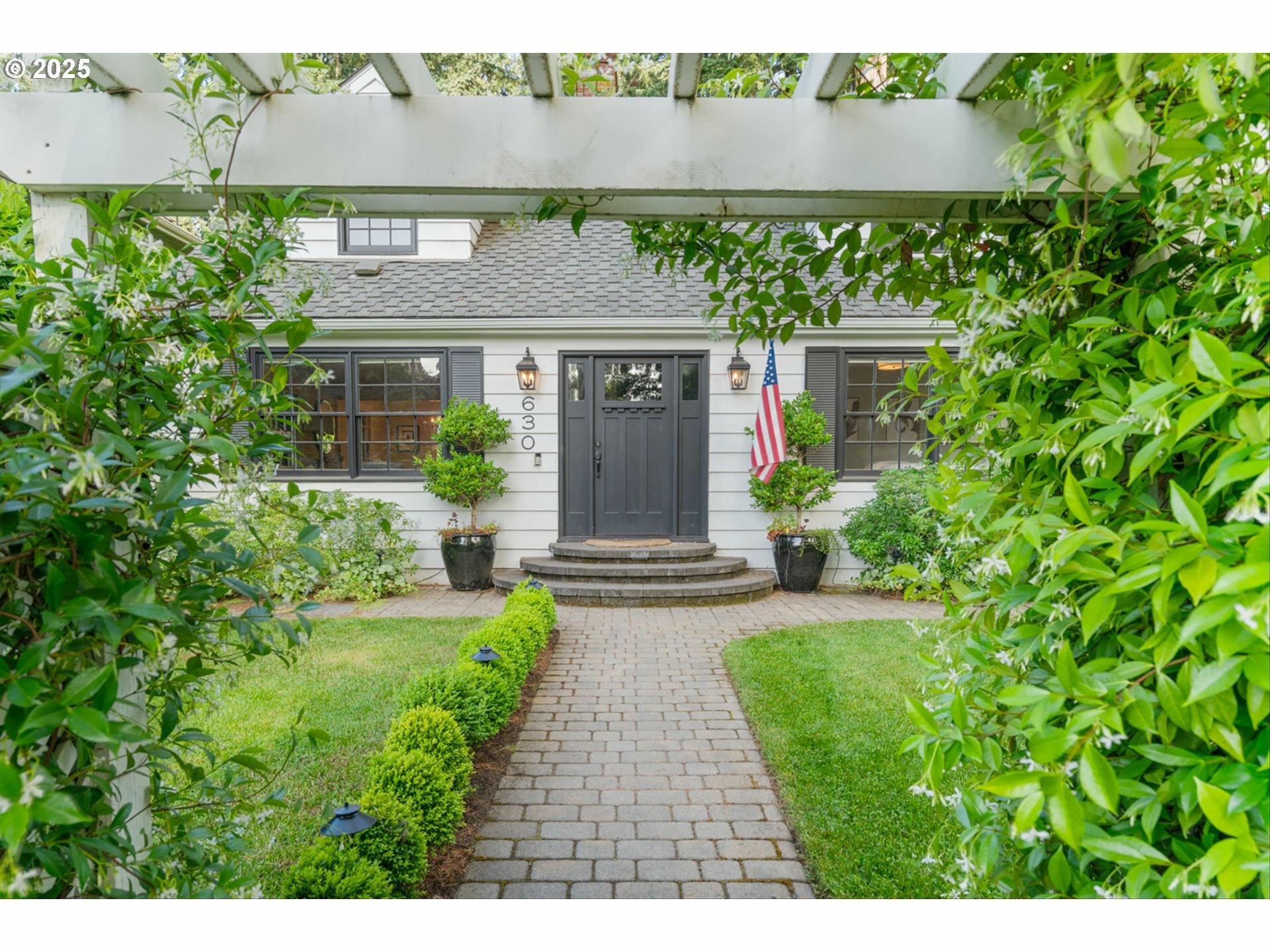 Property Photo: 630 9th St OR 97034
