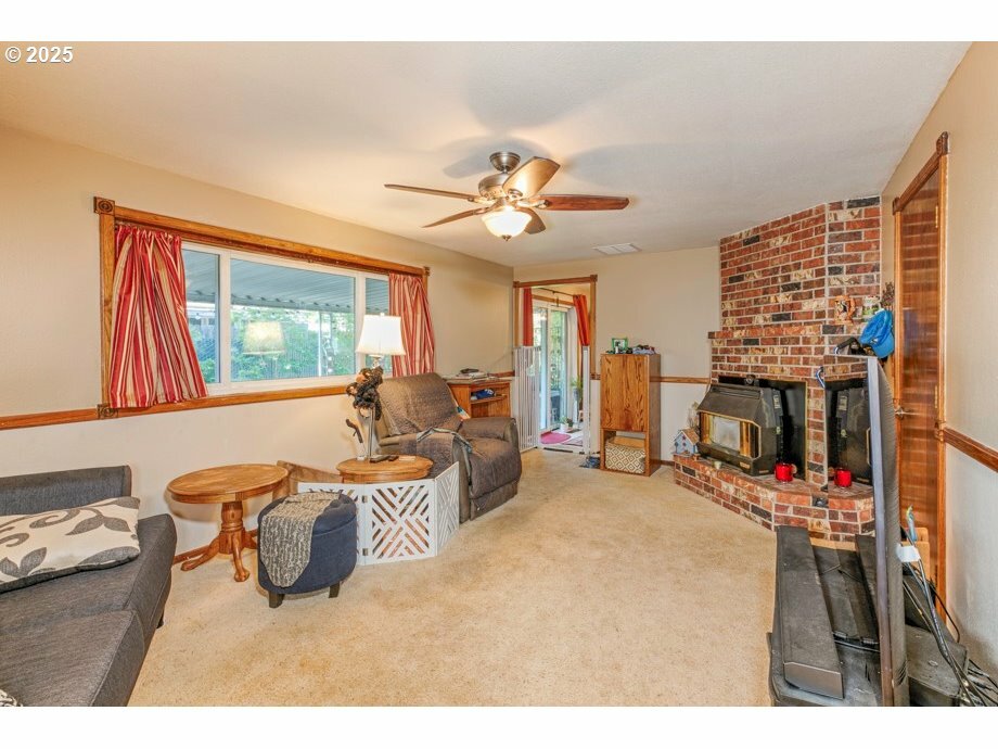 Property Photo: 887 Oxen Ct SE OR 97317