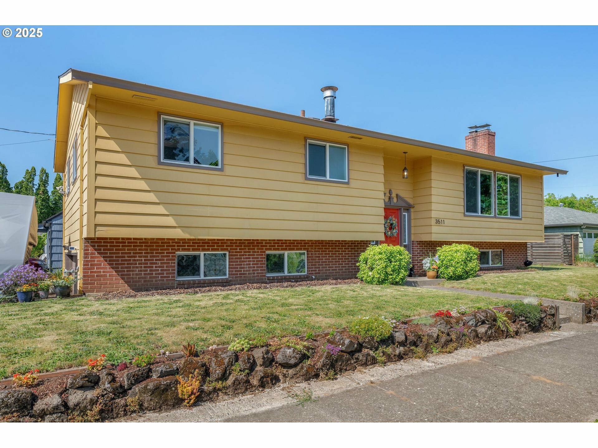 Property Photo: 3511 NE Holman St OR 97211