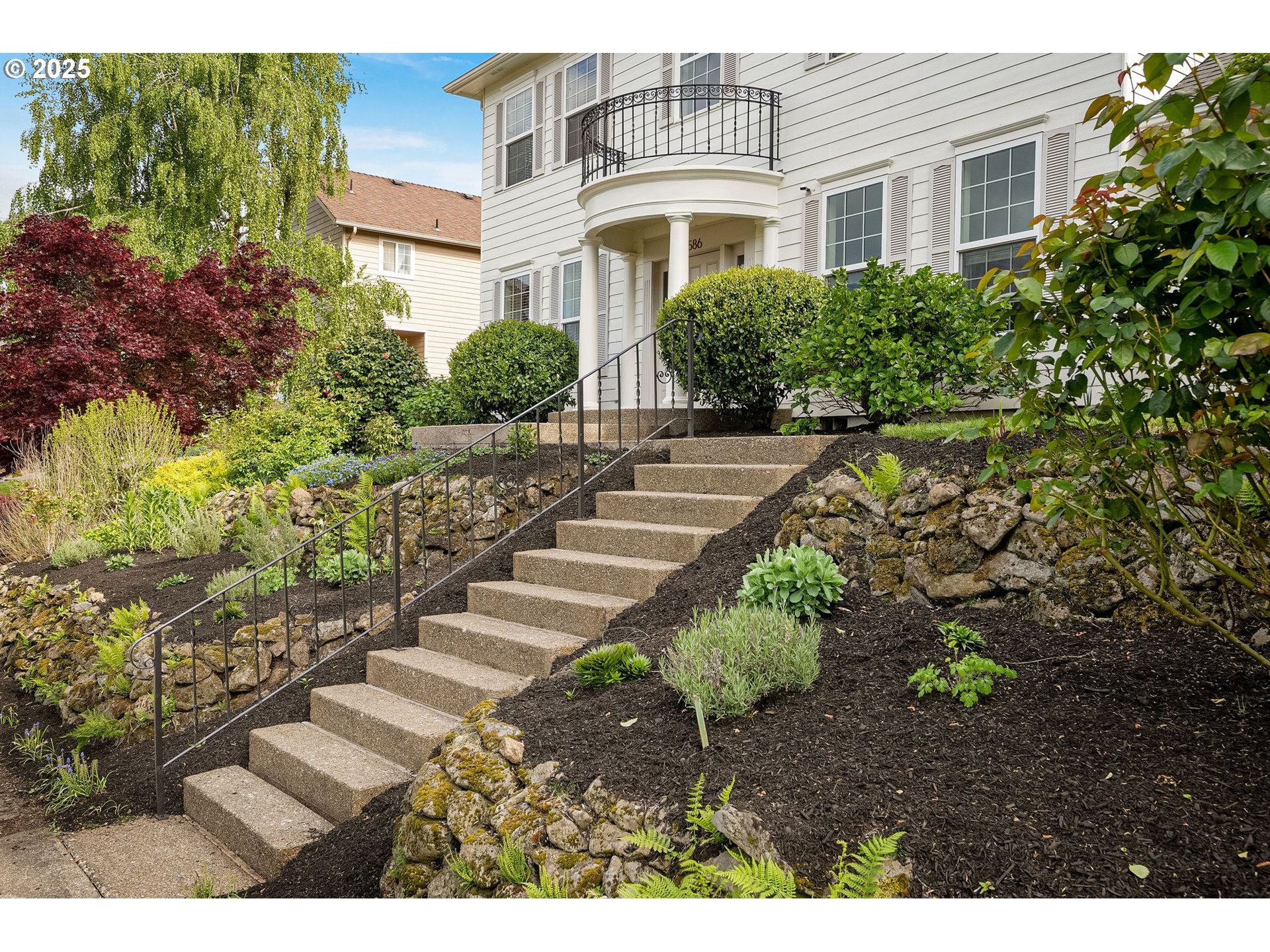 Property Photo: 586 Valderama Ave OR 97306
