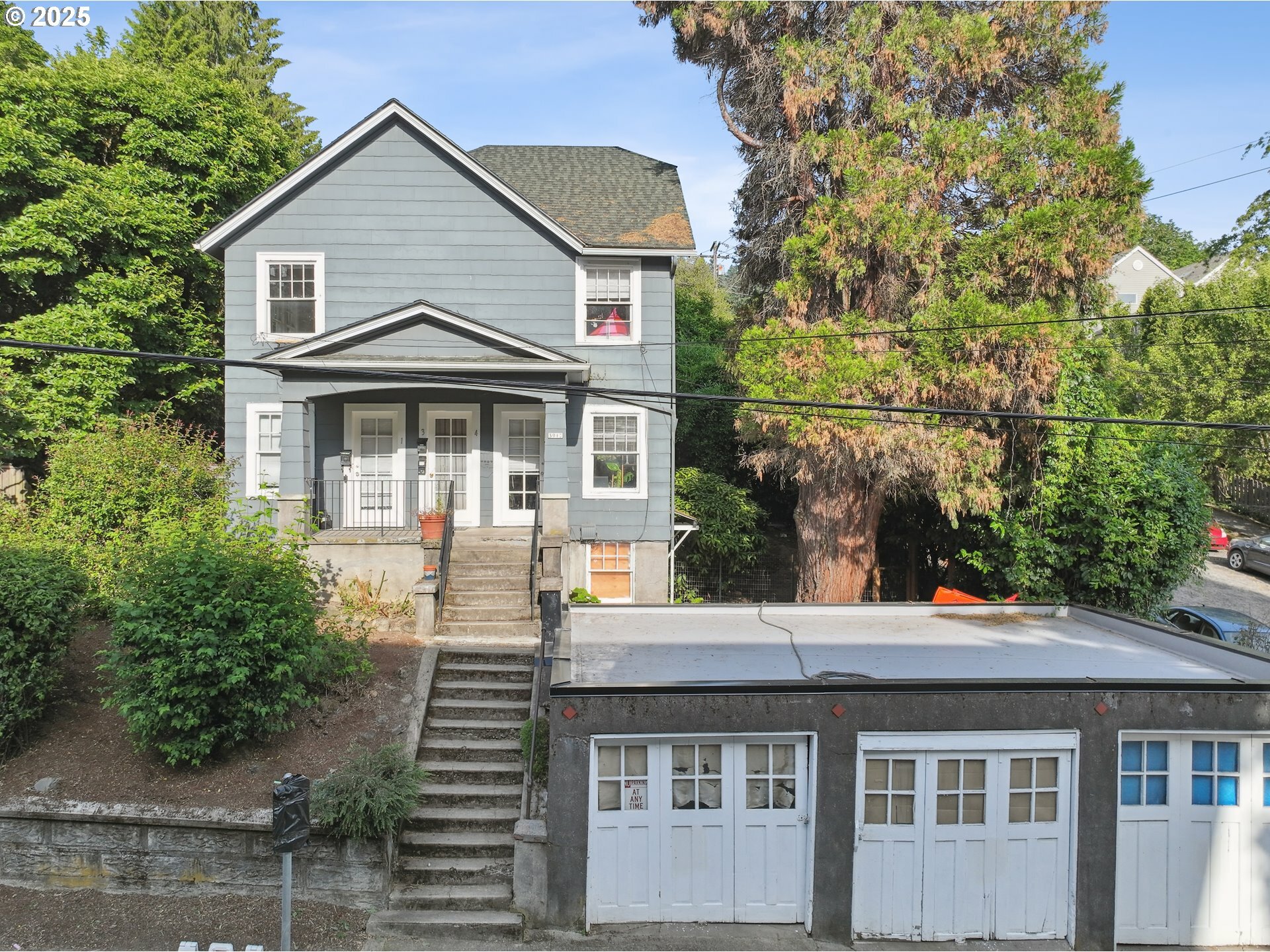 Property Photo: 3915 S Corbett Ave OR 97239