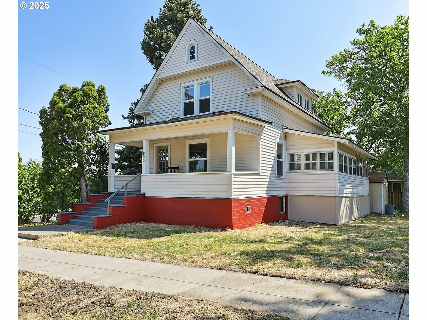 Property Photo: 900 H St OR 97058