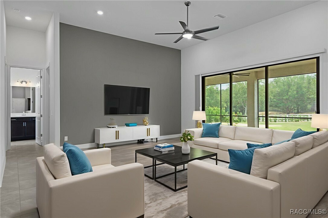 Property Photo: 1127 E Whirl Away Circle FL 34453