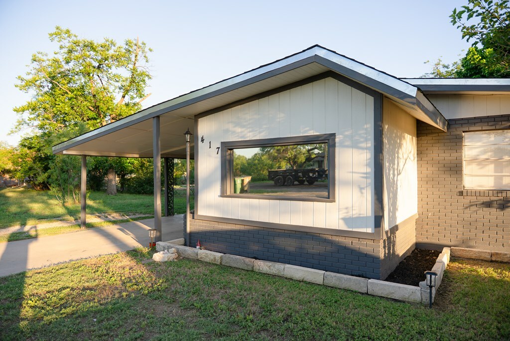 Property Photo: 417 E 47th St TX 76903