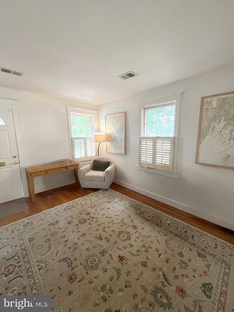Property Photo: 6 E Walnut Street E VA 22301