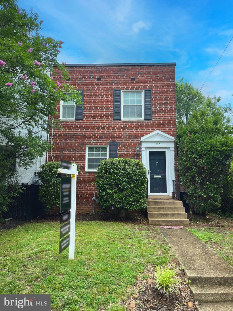 Property Photo: 213 Gentry Avenue VA 22305