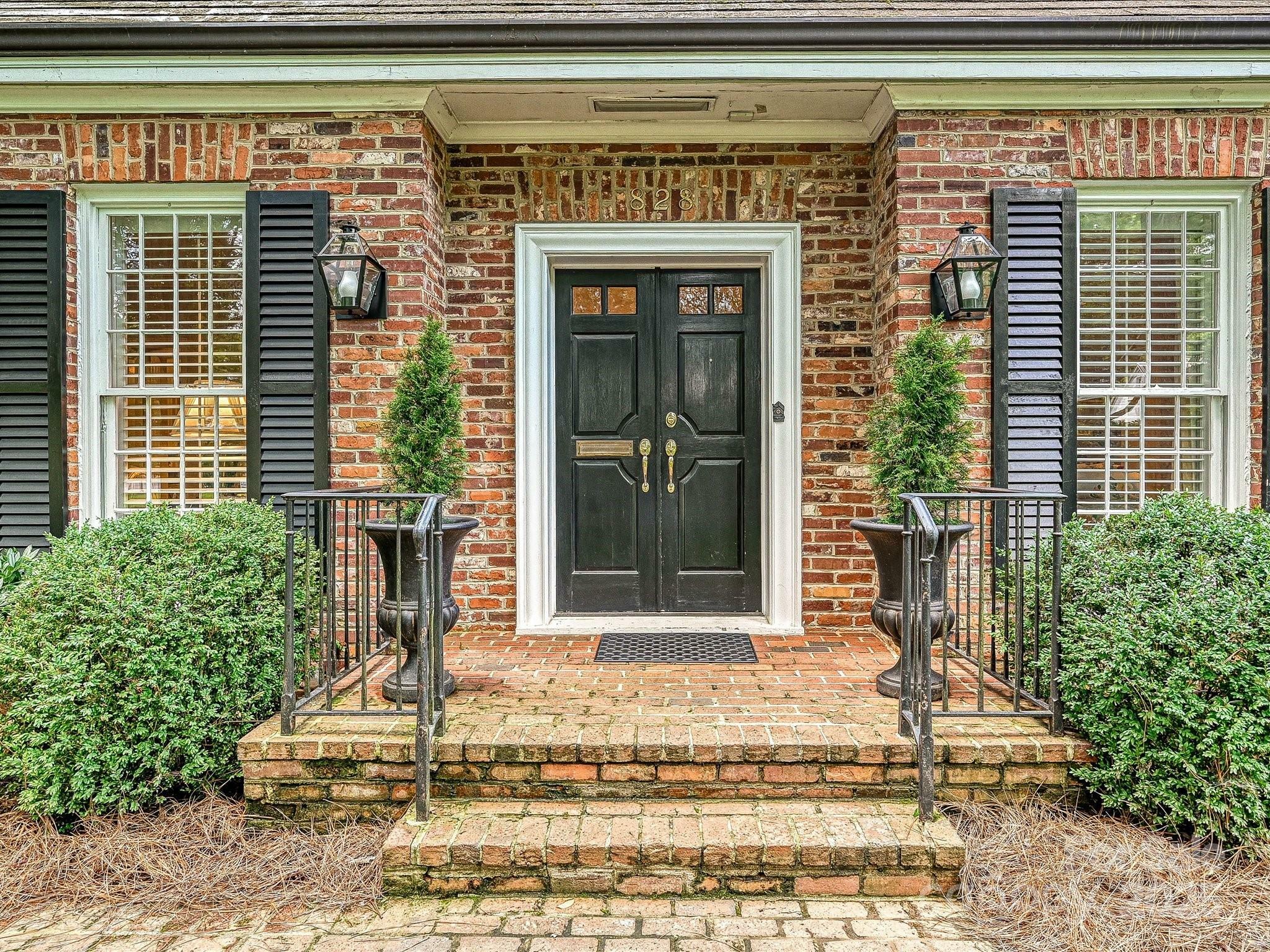 Property Photo: 828 Colville Road NC 28207