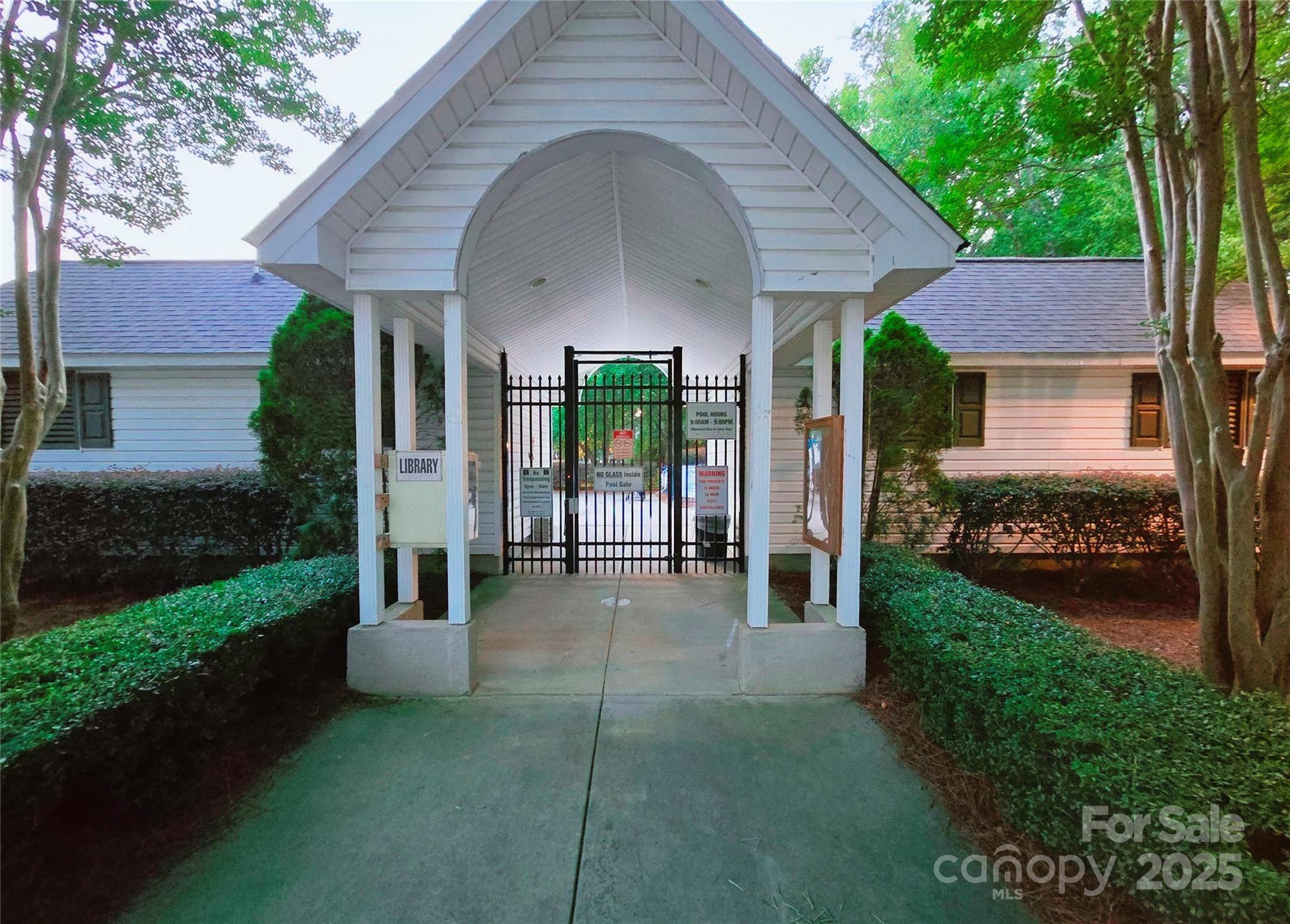 Property Photo: 10105 Reindeer Way Lane NC 28216