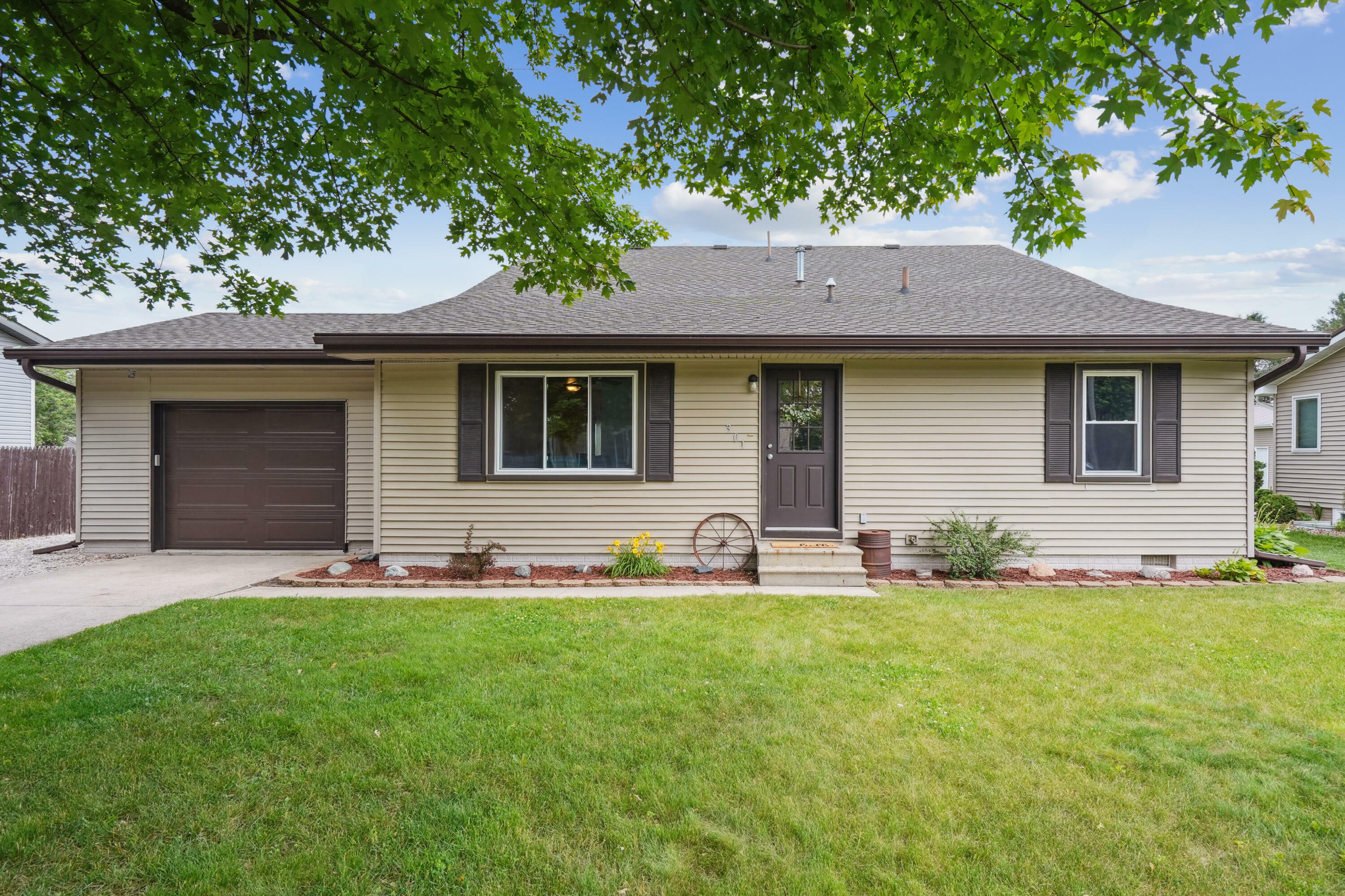 Property Photo: 301 Maple Avenue IA 50201