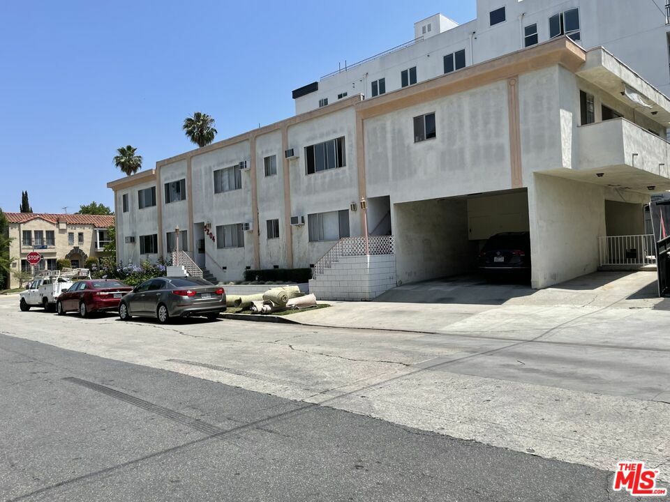 Property Photo: 9204 Whitworth Dr CA 90035