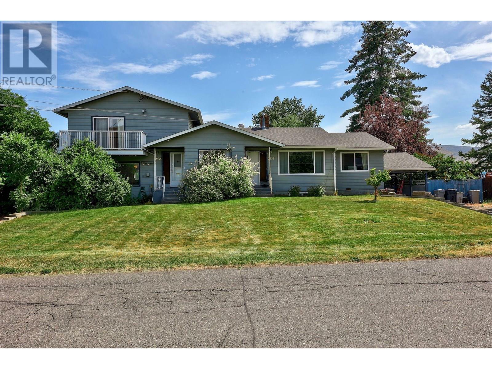 Photo de la propriété:  2555/2557 Greenfield Avenue  BC V2B 4P6 