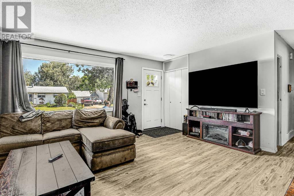 Property Photo: 9825 91 Avenue AB T8V 0G1