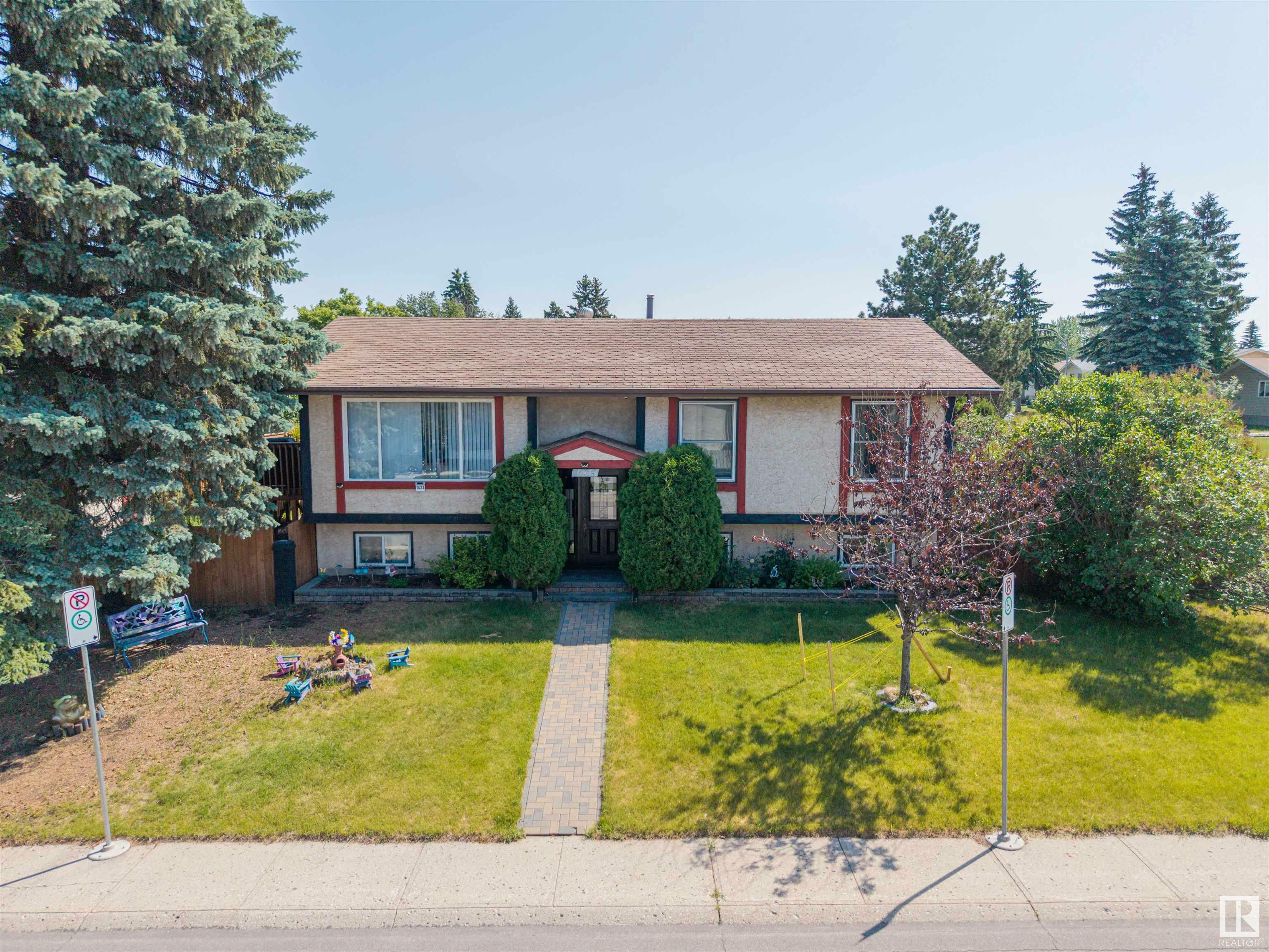 Photo de la propriété: 1435 53 Street NW AB T6L 2Y9
