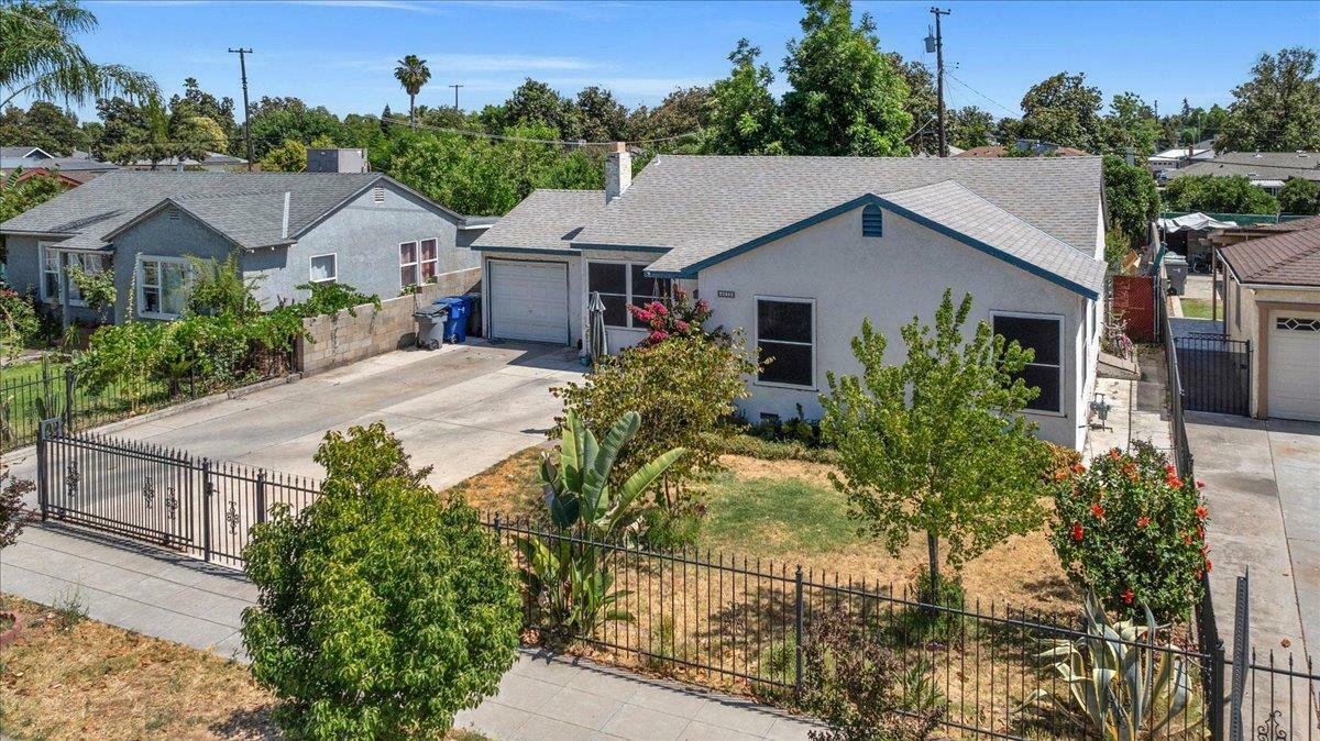 Property Photo: 4832 E Illinois Avenue CA 93727