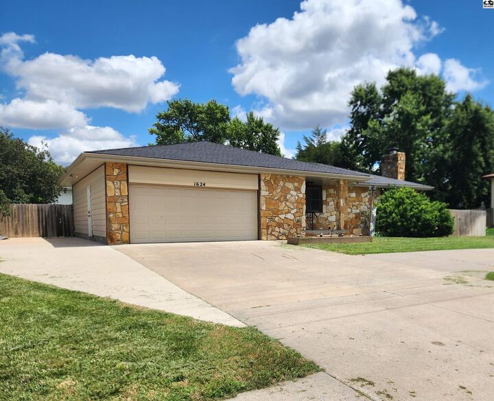 Property Photo:  1624 N Main St  KS 67460