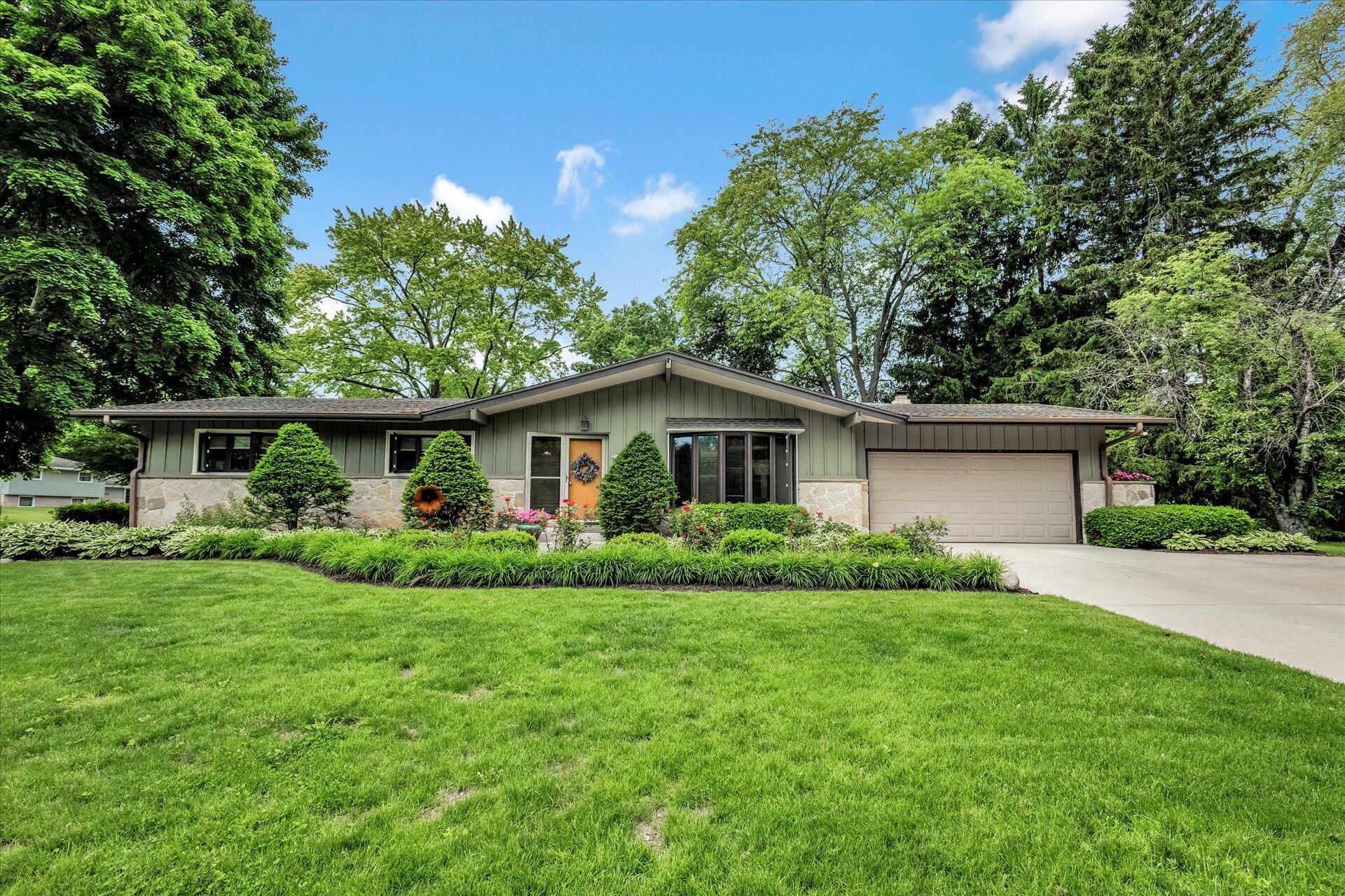 Property Photo: 2105 Mt Kisco Dr WI 53122