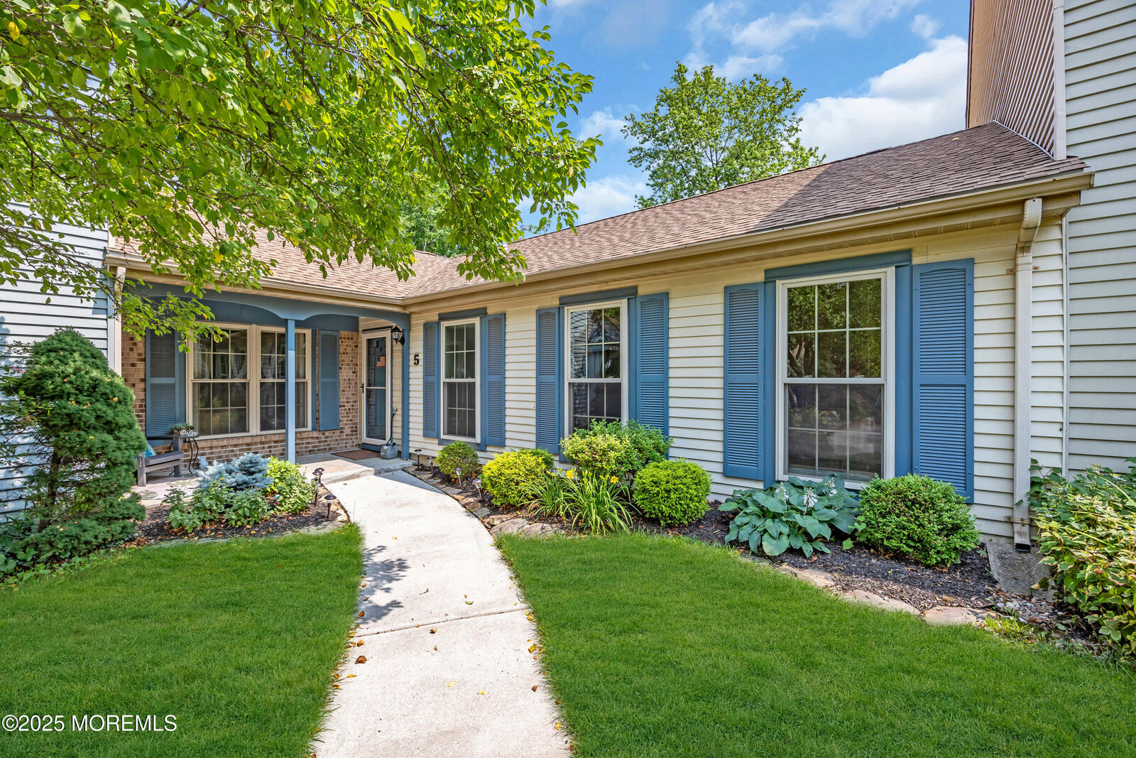 Property Photo:  6 Claridge Court  NJ 07728 