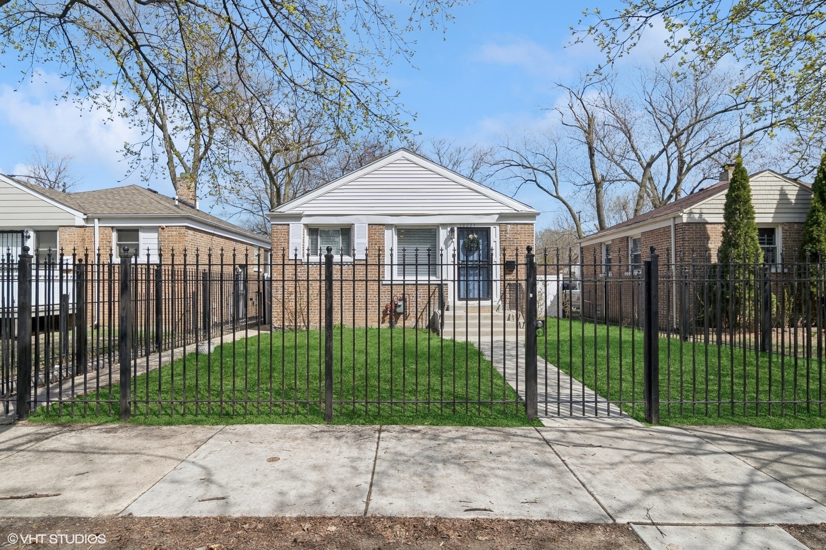 Property Photo: 10005 S Calhoun Avenue IL 60617