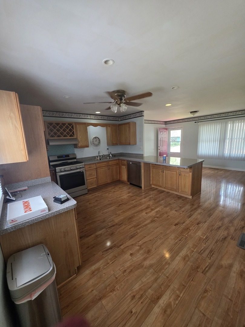 Property Photo:  112 Sweetbriar Court  IL 60177 