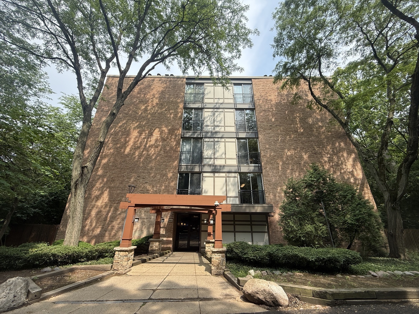 Property Photo:  5800 Oakwood Drive 2J  IL 60532 