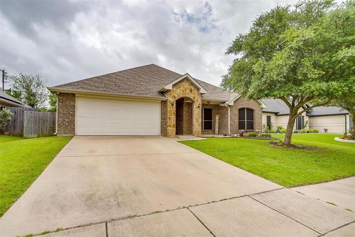 Property Photo: 707 Oakmont Drive TX 75119