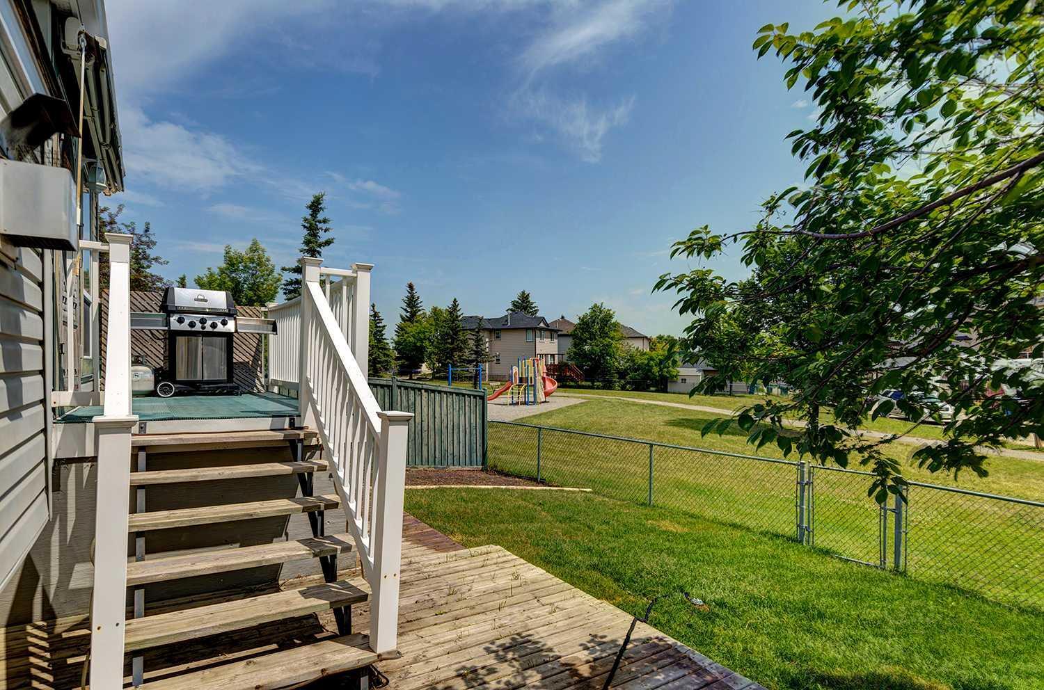 Property Photo: 38 Somerside Place SW AB T2Y 3V3